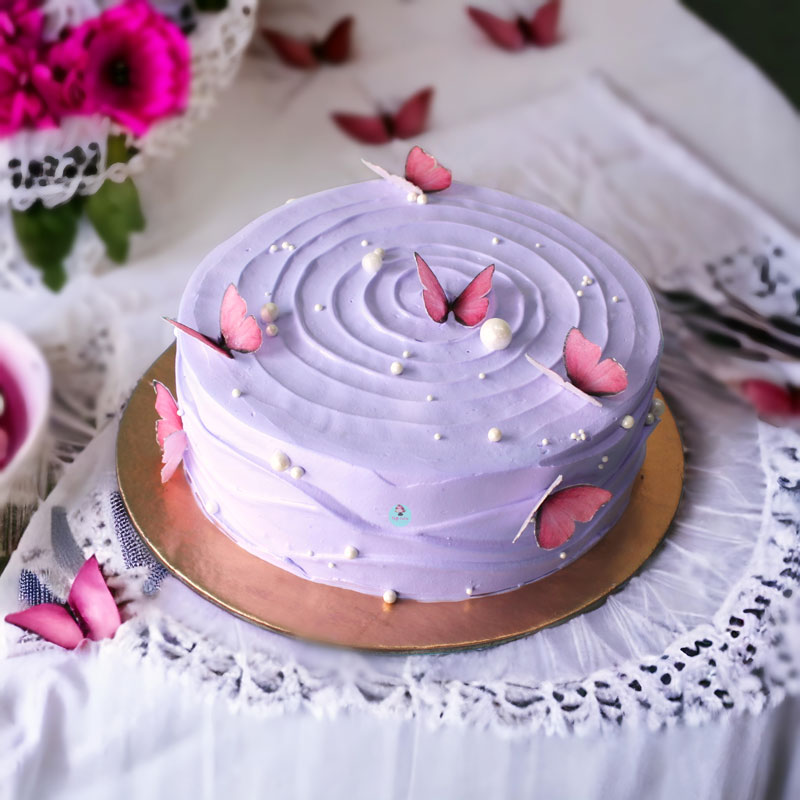 Premium Photo | A purple cake with flowers on top of a gold plate.